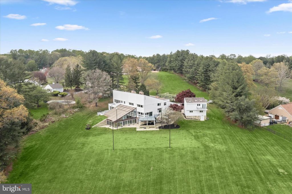 Image 5 of property listing at 11802 FARSIDE RD, Ellicott City, MD 21042