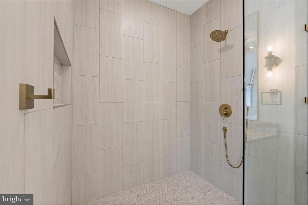 Image 64 of property listing at 11802 FARSIDE RD, Ellicott City, MD 21042