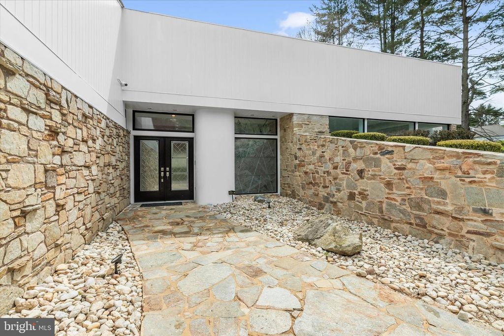 Image 8 of property listing at 11802 FARSIDE RD, Ellicott City, MD 21042