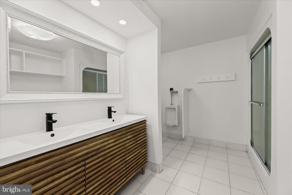 Image 89 of property listing at 11802 FARSIDE RD, Ellicott City, MD 21042