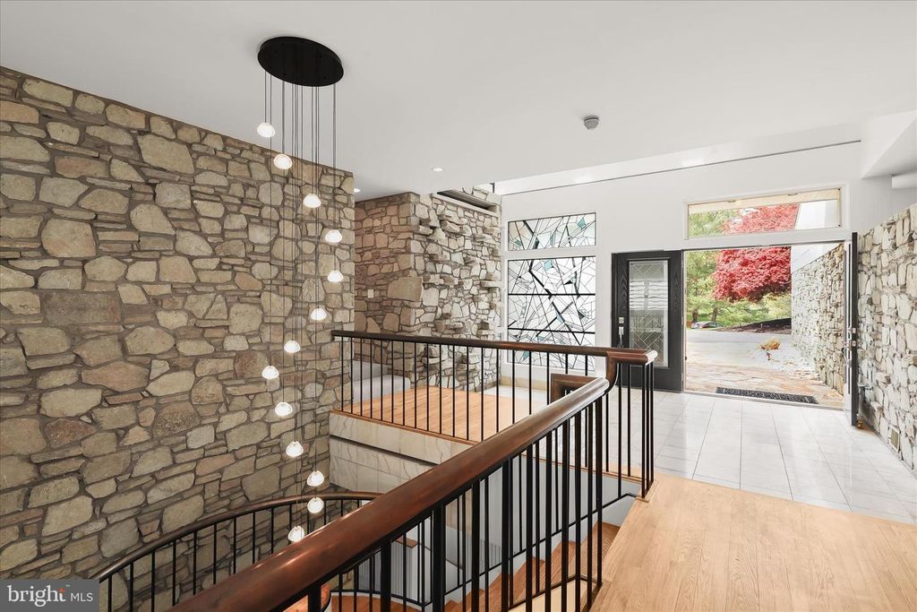 Image 9 of property listing at 11802 FARSIDE RD, Ellicott City, MD 21042