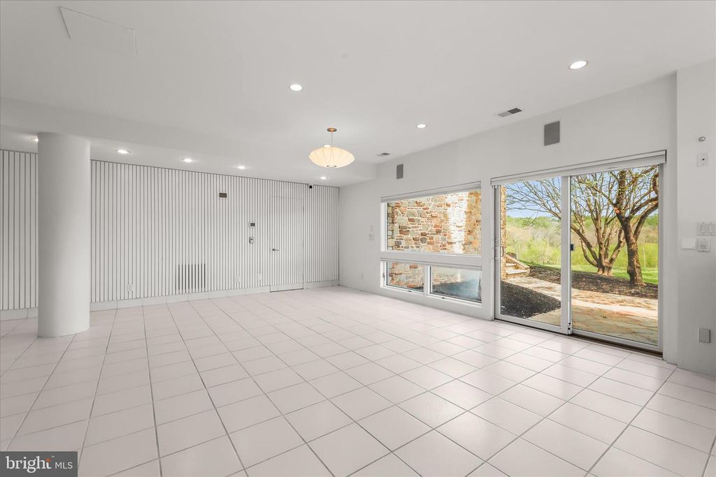 Image 98 of property listing at 11802 FARSIDE RD, Ellicott City, MD 21042