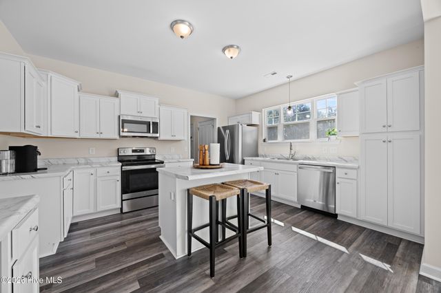 406 Silverstone Place, Hubert, NC 28539