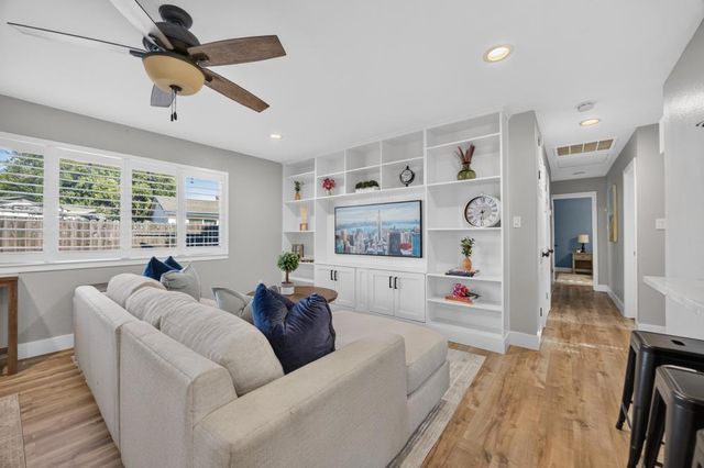 9325 Terra Linda Dr, Elk Grove, CA 95624