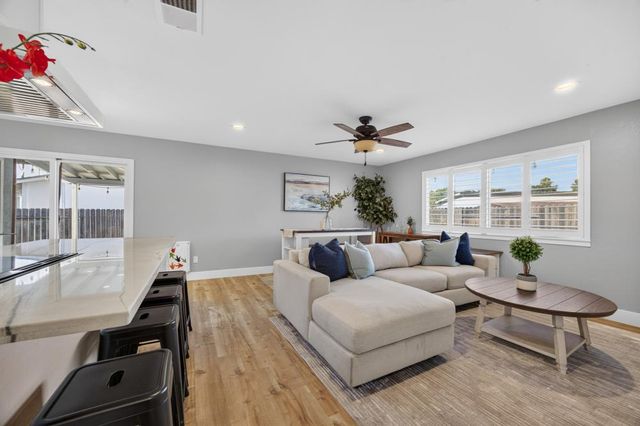 9325 Terra Linda Dr, Elk Grove, CA 95624