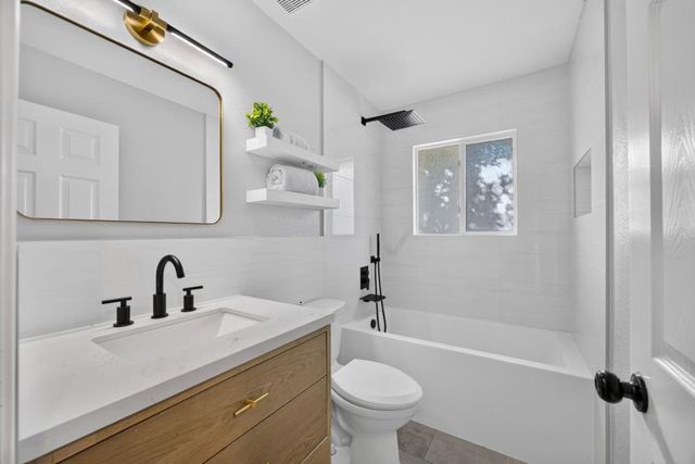 9325 Terra Linda Dr, Elk Grove, CA 95624