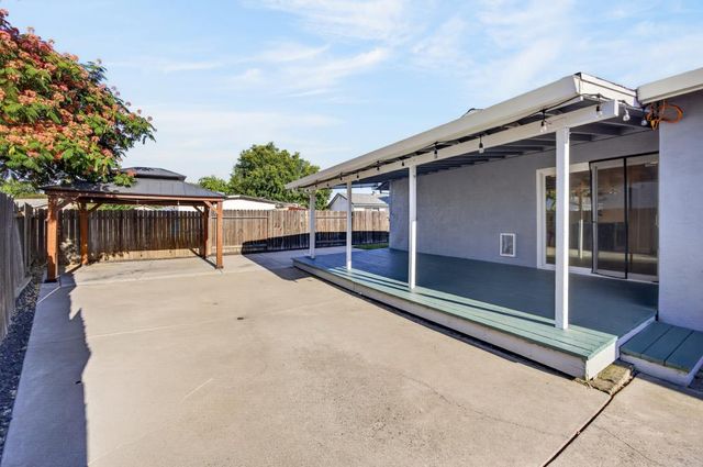 9325 Terra Linda Dr, Elk Grove, CA 95624