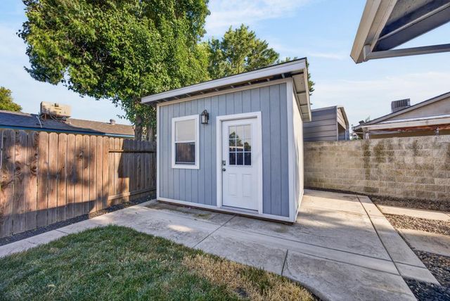 9325 Terra Linda Dr, Elk Grove, CA 95624