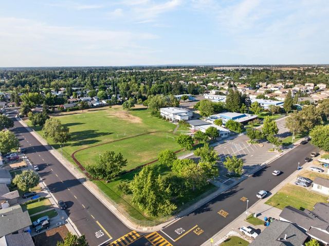 9325 Terra Linda Dr, Elk Grove, CA 95624