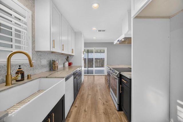 9325 Terra Linda Dr, Elk Grove, CA 95624