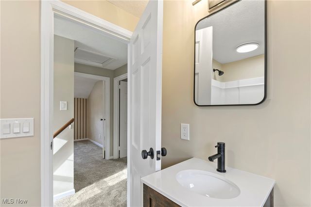 2577 Hawthorne Road, Cuyahoga Falls, OH 44221