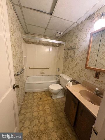 846 BOBWHITE LN, Secane, PA 19018