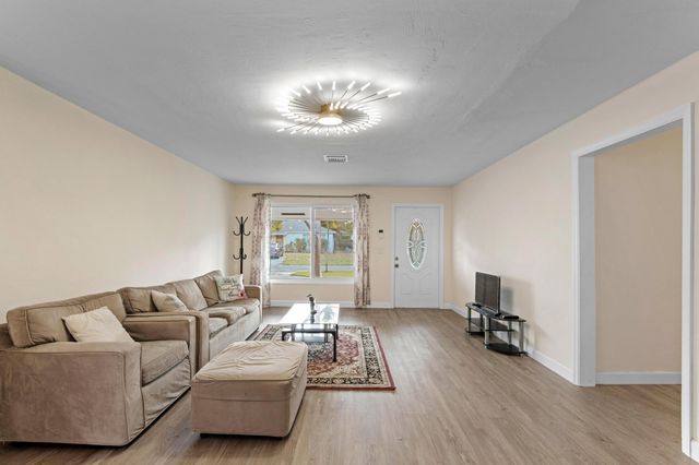 2861 SW 9th Street, Boynton Beach, FL 33435