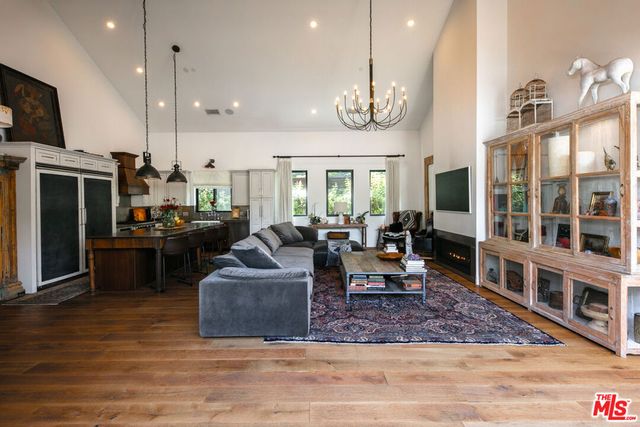 28960 Crags Drive, Agoura Hills, CA 91301