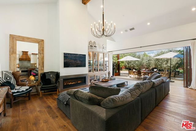 28960 Crags Drive, Agoura Hills, CA 91301