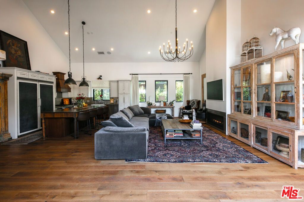 Image 12 of property listing at 28960 Crags Drive, Agoura Hills, CA 91301