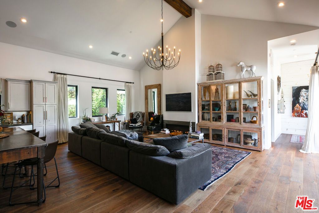 Image 13 of property listing at 28960 Crags Drive, Agoura Hills, CA 91301