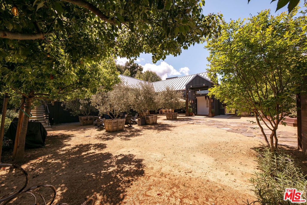 Image 18 of property listing at 28960 Crags Drive, Agoura Hills, CA 91301