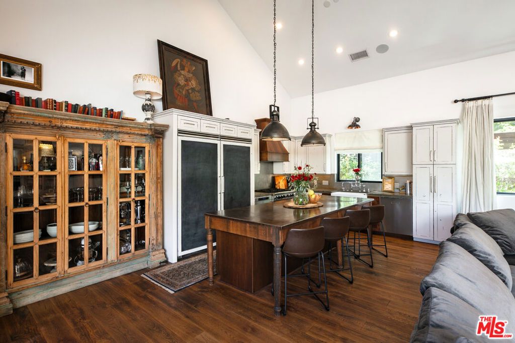 Image 23 of property listing at 28960 Crags Drive, Agoura Hills, CA 91301