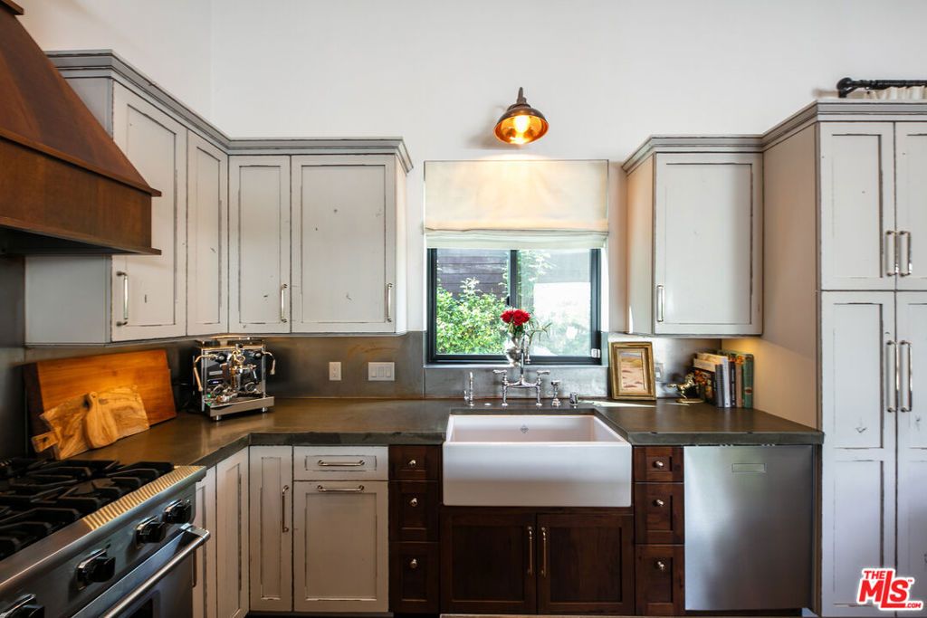 Image 24 of property listing at 28960 Crags Drive, Agoura Hills, CA 91301