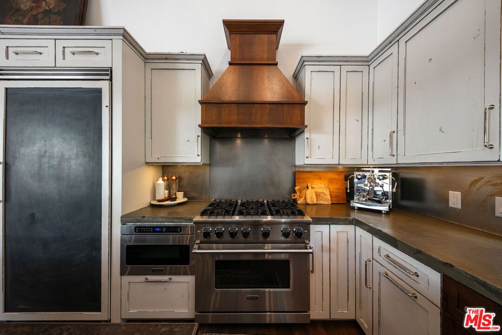 Image 25 of property listing at 28960 Crags Drive, Agoura Hills, CA 91301