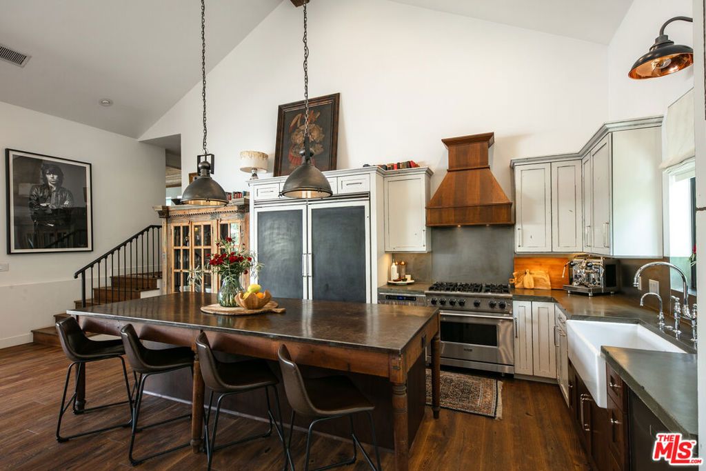 Image 3 of property listing at 28960 Crags Drive, Agoura Hills, CA 91301