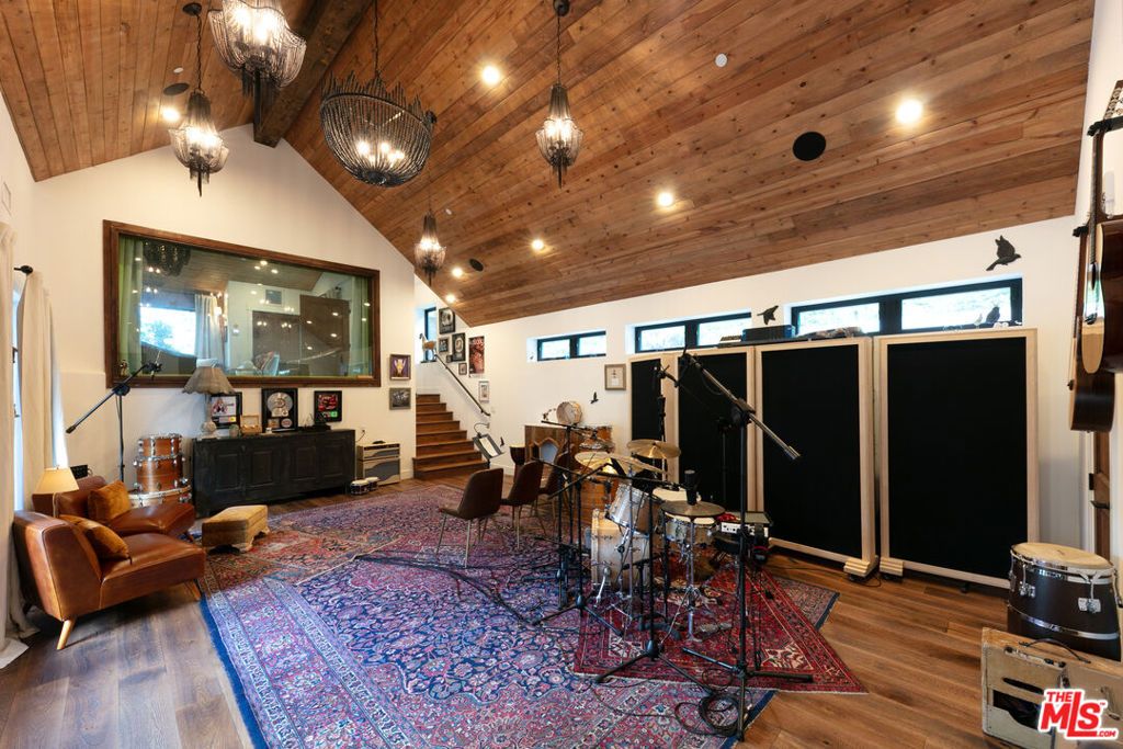 Image 32 of property listing at 28960 Crags Drive, Agoura Hills, CA 91301