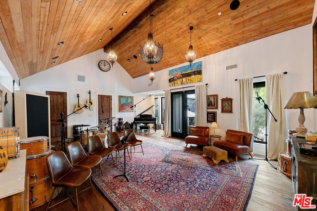 Image 33 of property listing at 28960 Crags Drive, Agoura Hills, CA 91301