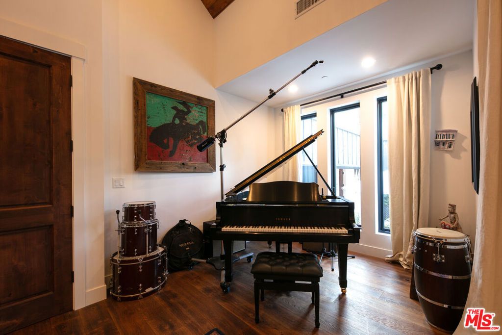 Image 34 of property listing at 28960 Crags Drive, Agoura Hills, CA 91301