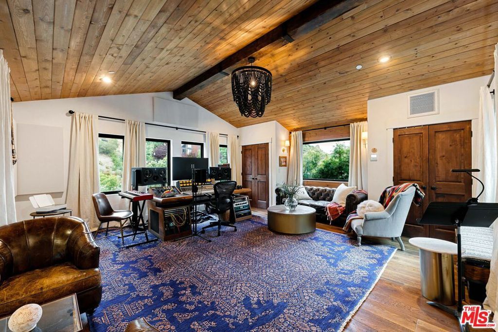 Image 37 of property listing at 28960 Crags Drive, Agoura Hills, CA 91301