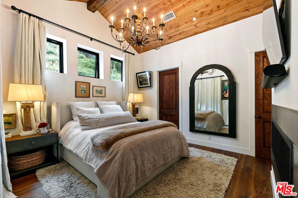 Image 4 of property listing at 28960 Crags Drive, Agoura Hills, CA 91301