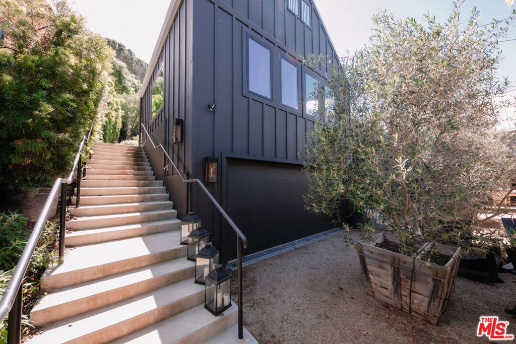 Image 41 of property listing at 28960 Crags Drive, Agoura Hills, CA 91301