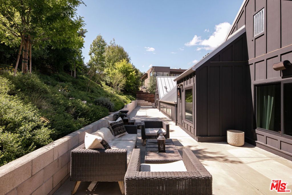 Image 43 of property listing at 28960 Crags Drive, Agoura Hills, CA 91301