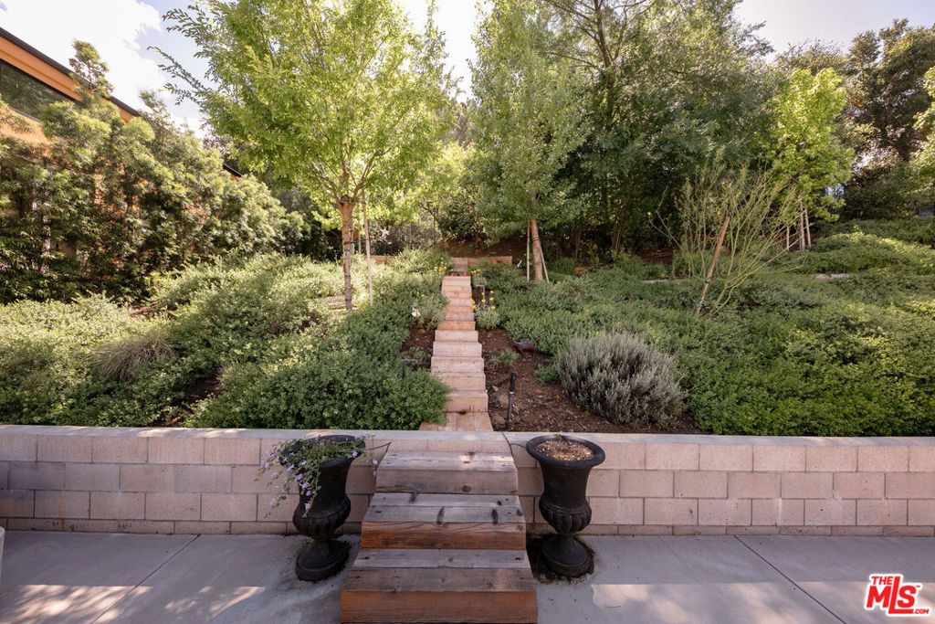 Image 44 of property listing at 28960 Crags Drive, Agoura Hills, CA 91301