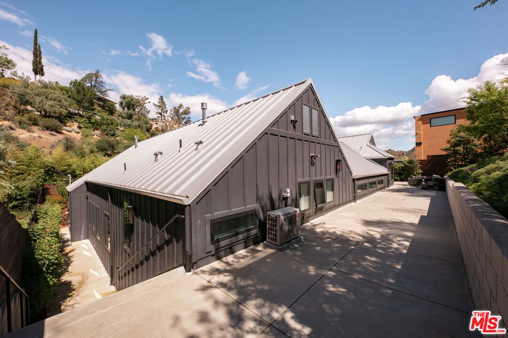 Image 46 of property listing at 28960 Crags Drive, Agoura Hills, CA 91301