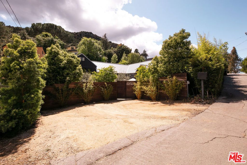 Image 48 of property listing at 28960 Crags Drive, Agoura Hills, CA 91301