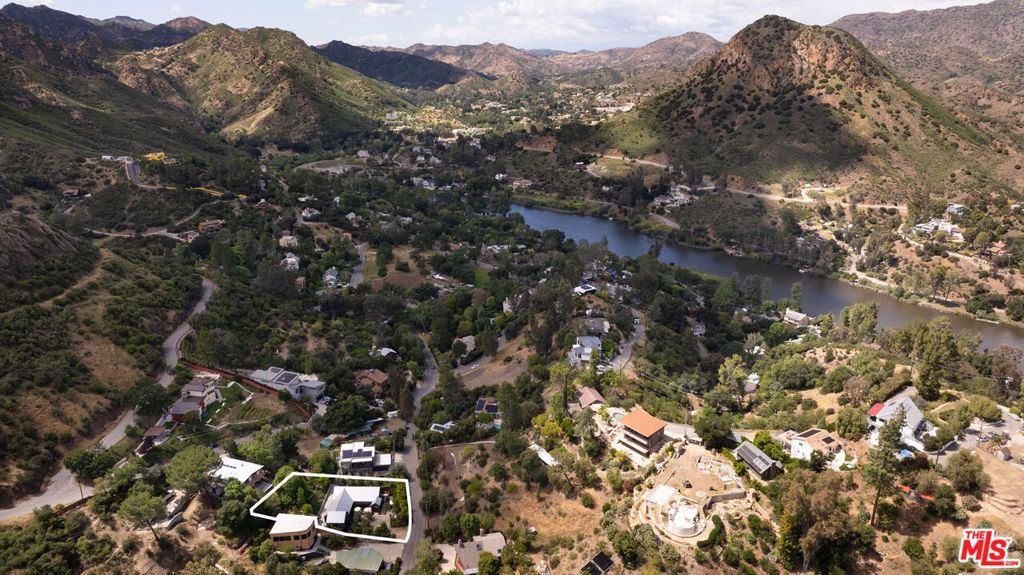 Image 6 of property listing at 28960 Crags Drive, Agoura Hills, CA 91301