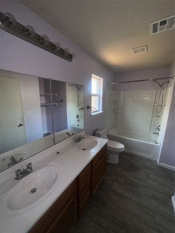 536 E Juniper Lane, Mustang, OK 73064