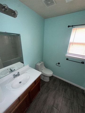 536 E Juniper Lane, Mustang, OK 73064