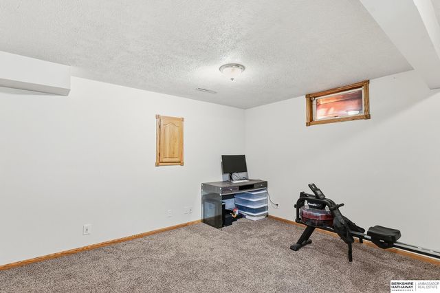 504 Winchester Circle, Papillion, NE 68046