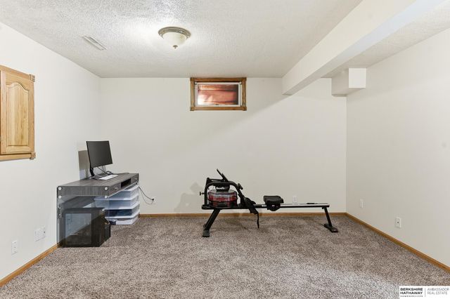 504 Winchester Circle, Papillion, NE 68046