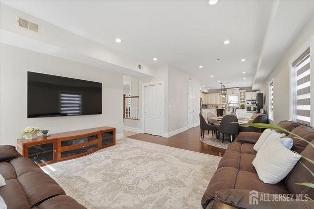 69 Morris Avenue, Piscataway, NJ 08854