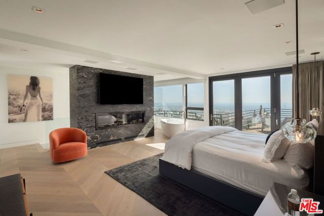 6918 Oporto Drive, Los Angeles, CA 90068