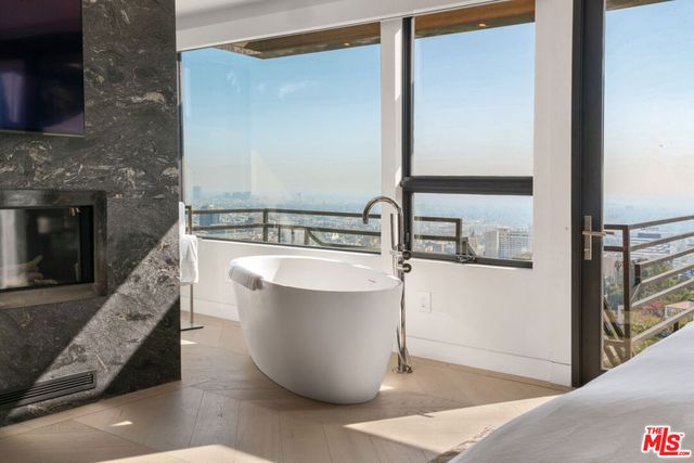 6918 Oporto Drive, Los Angeles, CA 90068