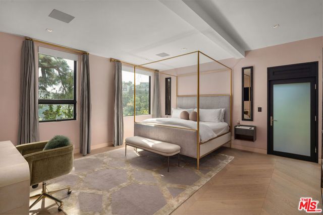 6918 Oporto Drive, Los Angeles, CA 90068