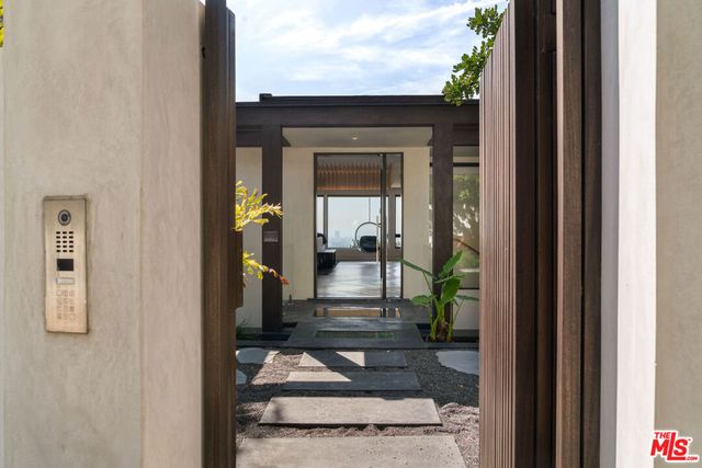 6918 Oporto Drive, Los Angeles, CA 90068