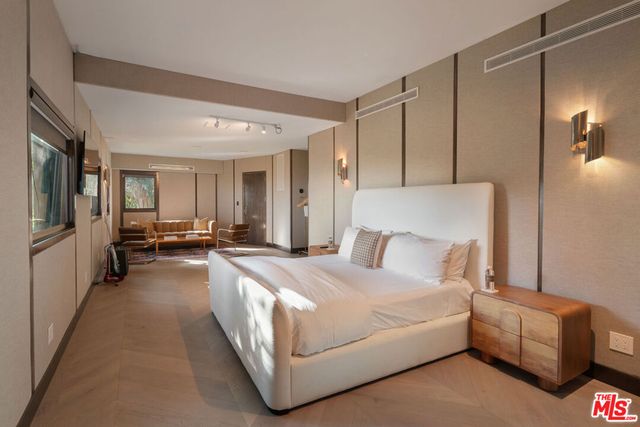 6918 Oporto Drive, Los Angeles, CA 90068