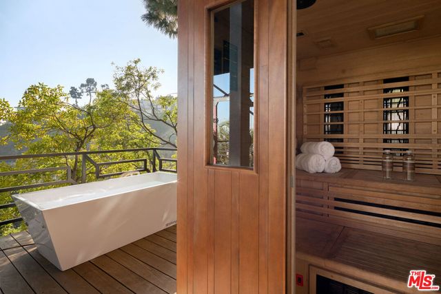 6918 Oporto Drive, Los Angeles, CA 90068