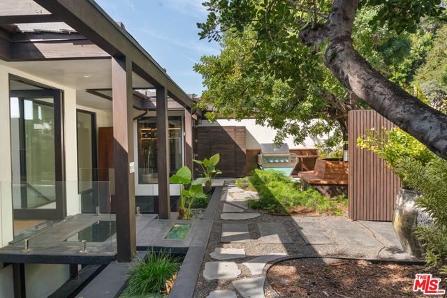 6918 Oporto Drive, Los Angeles, CA 90068