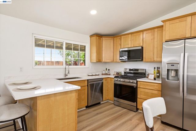 27409 Capri Ave, Hayward, CA 94545